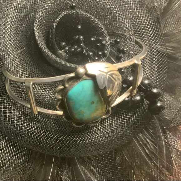 ♥️🧡Vintage sterling silver Navajo Turquoise and Silver Leaf clamper Bracelet. - Picture 3 of 8